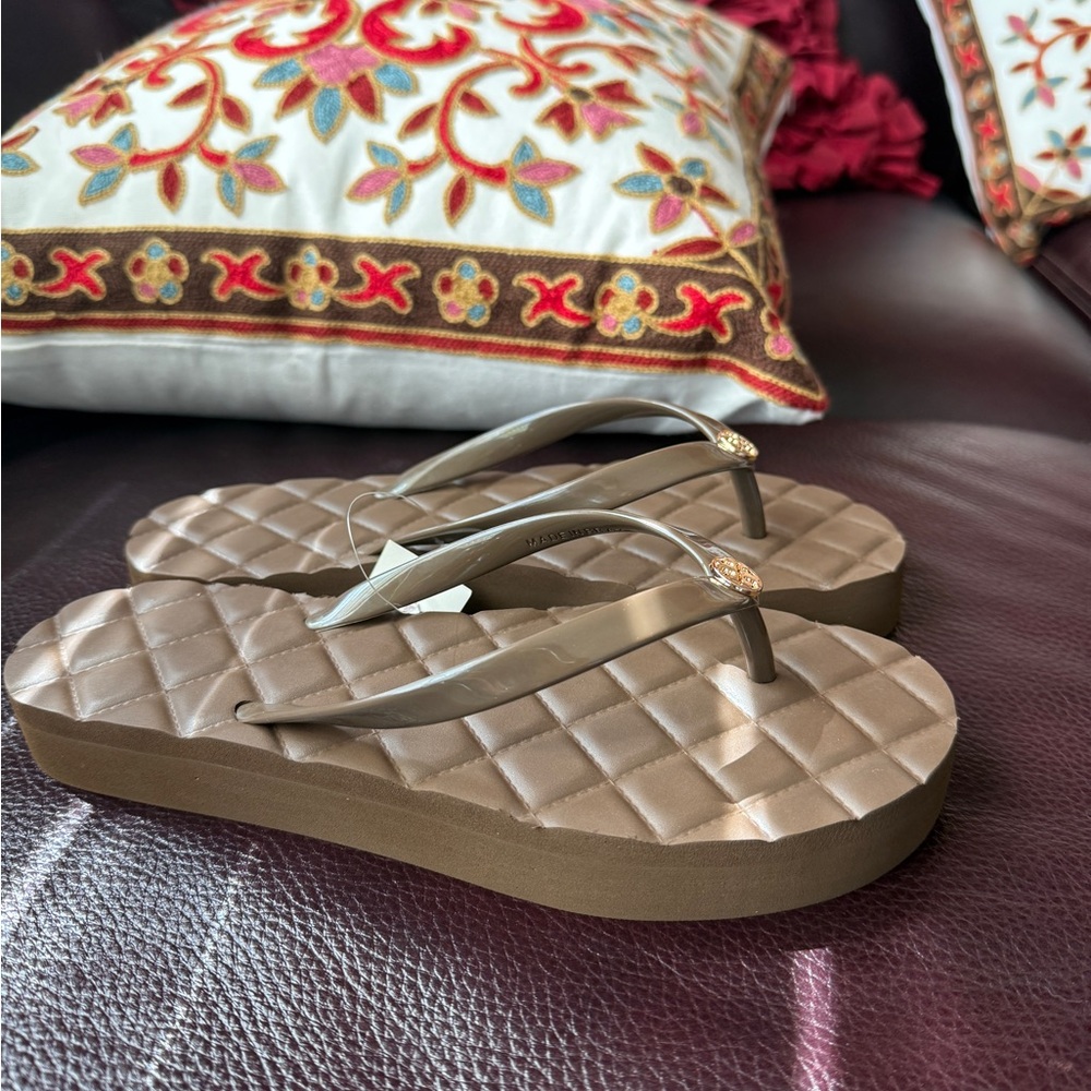 Tory Burch  platform Willa flip flop Sandal Gold Emblem NWT brown size 8 - Picture 2 of 6
